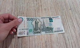 Пять признаков, по которым можно отличить фальшивые деньги от настоящих