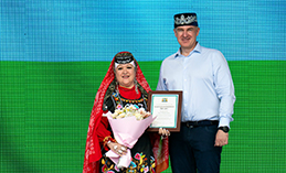 Жительницу Ханты-Мансийска наградили за вклад в культурное единство Югры