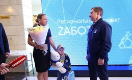 Семье из Ханты-Мансийска вручили юбилейную карту «Zабота»