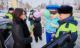 Госавтоинспекторы Ханты-Мансийска поздравили автоледи с 8 Марта
