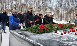 Хантымансийцы возложили цветы в День неизвестного солдата