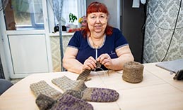 Жительница Ханты-Мансийска вяжет тёплые носки для бойцов СВО