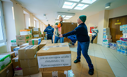 Партийцы Югры собрали для волонтёров штаба #МыВместе 3 тонны посылок