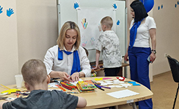 Детские ладошки в наших заботливых взрослых руках