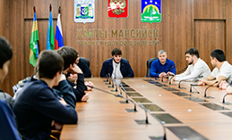 Бозигит Исламгереев встретился с юными спортсменами Ханты-Мансийска