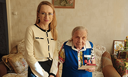 Нине Ярковой и Александре Рябовой вручили медали к 80-летию Победы 