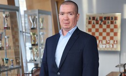 Человек, обучающий «детскому мату»