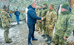 Руслан Кухарук вручил награды югорским военнослужащим