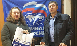 Единороссы вручили подарки нескольким семьям мобилизованных