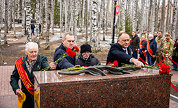 Максим Ряшин возложил цветы к памятному знаку «Труженикам тыла»