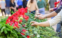 Хантымансийцы возложили цветы ко Дню окончания Ленинградской битвы