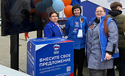 Первомай шагает по окружной столице