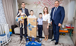 Максим Ряшин исполнил новогодние мечты юных хантымансийцев