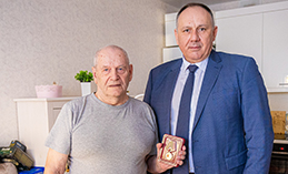 Максим Ряшин вручил памятную медаль Петру Финку к юбилею Победы в ВОВ