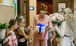 Актриса Эвелина Блёданс посетила семью из Ханты-Мансийска