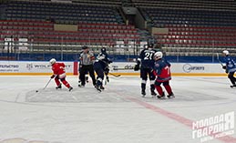 Прошёл мастер-класс по хоккею в рамках проекта «Лёд и Пиксели»