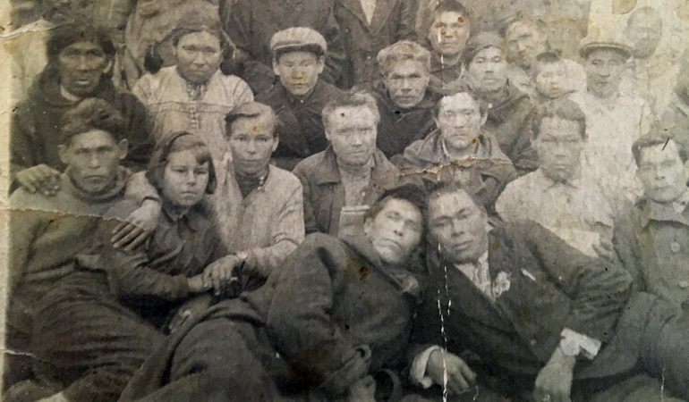 Киномеханик Михаил Пурышев с односельчанами в 1942 году.jpg