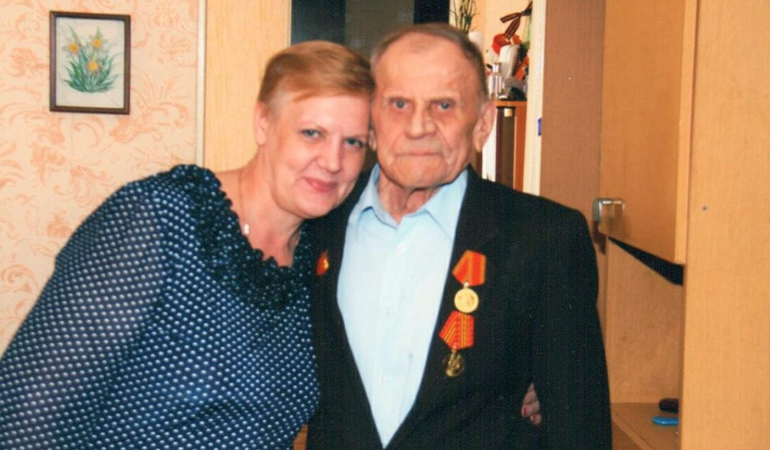Николай Клепиков с дочерью Раисой.jpg