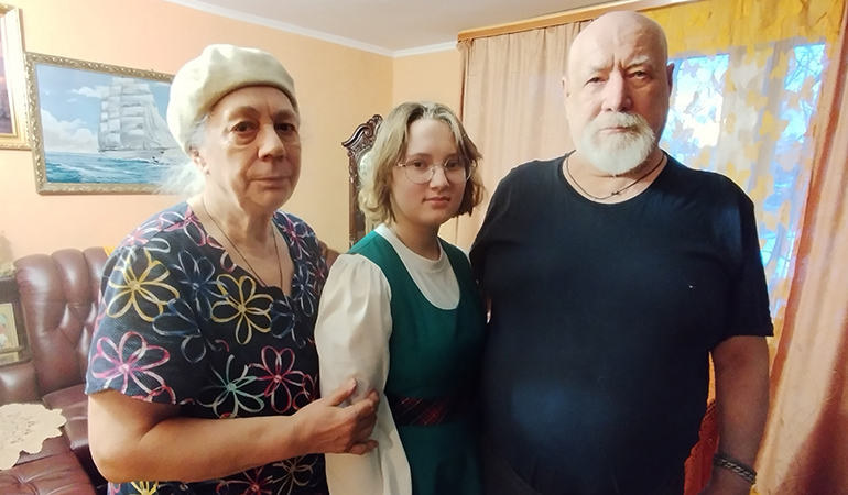 Валерий и Тамара Толстогузовы с внучкой.jpg