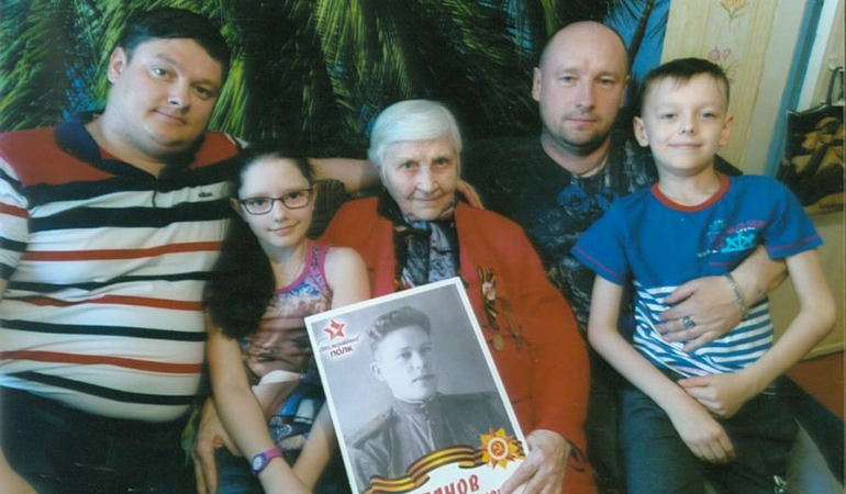 Нина Семёновна с внуками и правнуками.jpg Нина Семёновна с внуками и правнуками.jpg