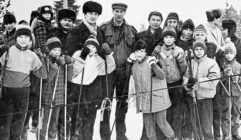 Юрий Кошкаров с первыйм тренером - Бонадревым Н.П. с юными лыжниками на соревнованиях Приз Олимпийцев.jpg Юрий Кошкаров с первыйм тренером - Бонадревым Н.П. с юными лыжниками на соревнованиях Приз Олимпийцев.jpg
