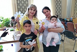 В День семьи, любви и верности единороссы побывали в гостях Ханты-Мансийского центра социальной помощи семьям и детям 