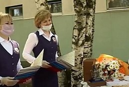 Какие из семей в Ханты-Мансийске получили почетные медали и знаки ко Дню семьи, любви и верности?