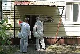 Как коммунальные службы обрабатывают подъезды жилых домов